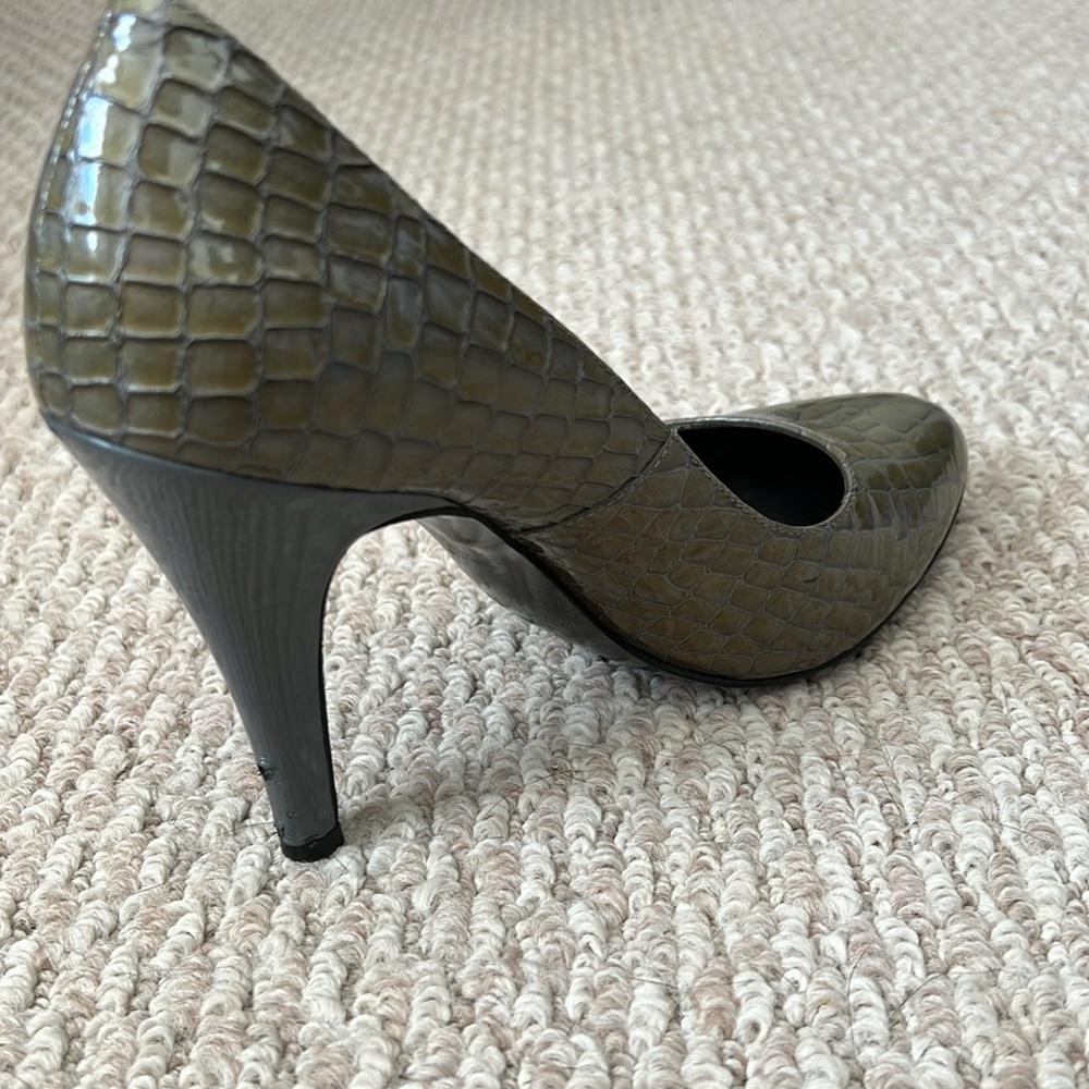 Women’s Heels - Picture 4 of 11